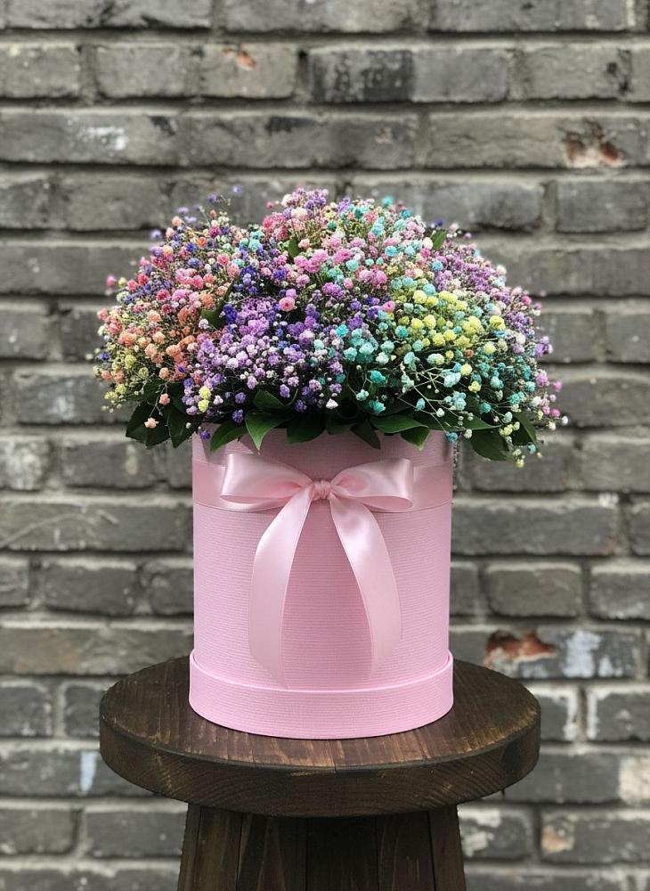 Цветочная композиция из Гипсофила и Розы в шляпной коробке в Мильково Камчатского края