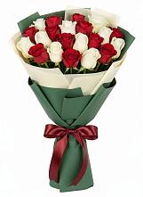 Букет Микс из красных и белых роз в Мильково Камчатского края