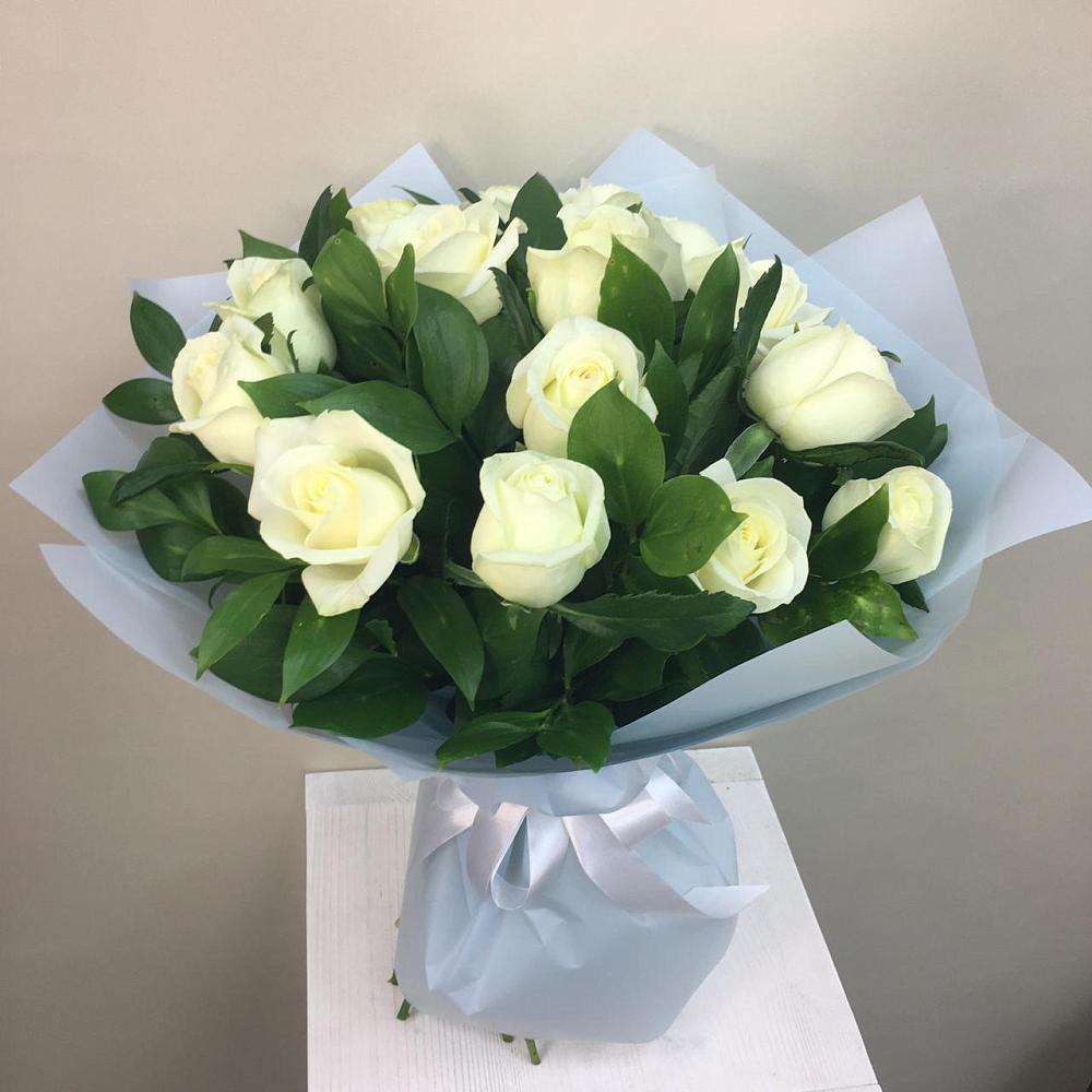 Букет 15 Белых роз Проуд в Мильково Камчатского края