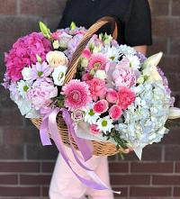 Композиция солнечный день в Мильково Камчатского края Цветочная композиция из Розы, Хризантемы, Пионы и Лизиантусы в корзине в Мильково Камчатского края