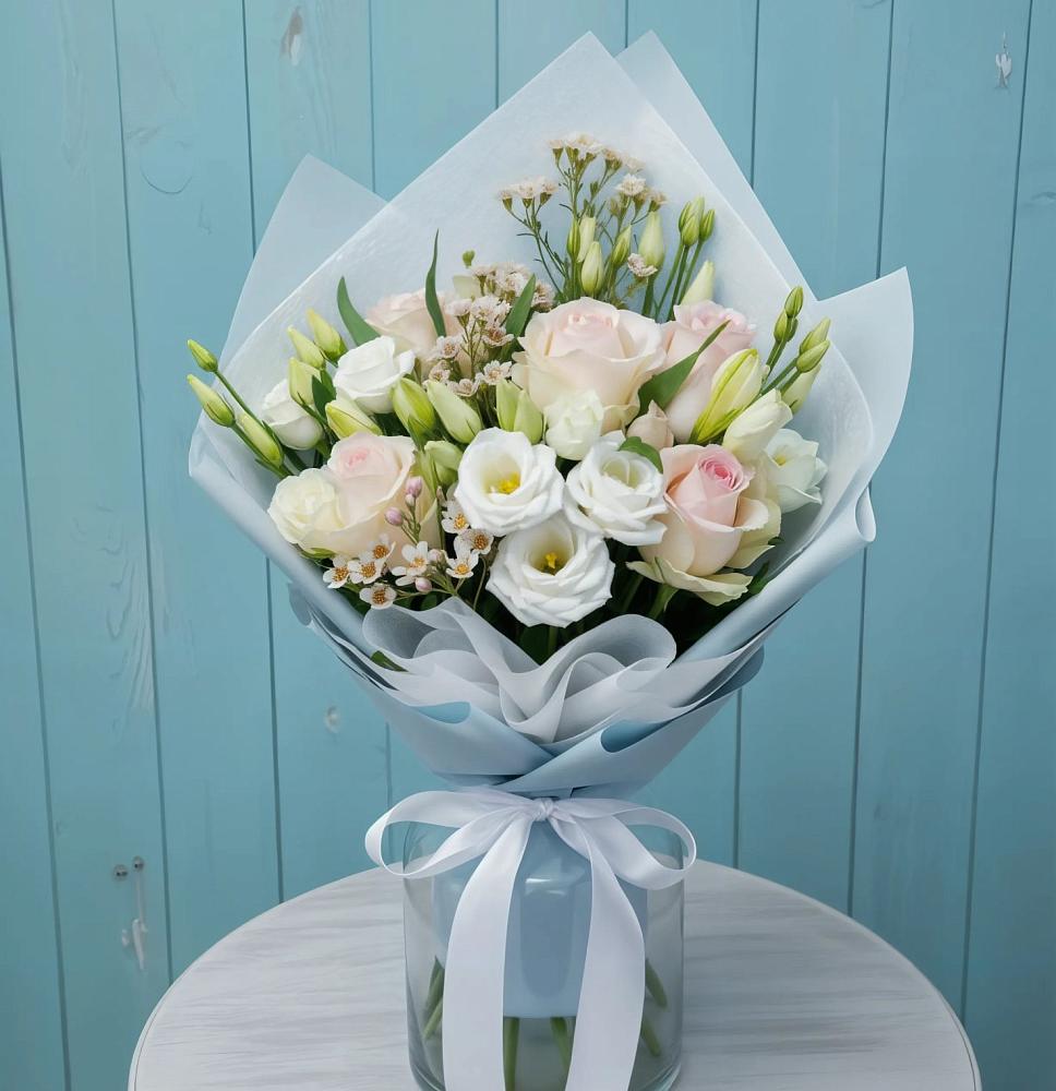 Букет цветов из: Розы и Лизиантусы в Мильково Камчатского края