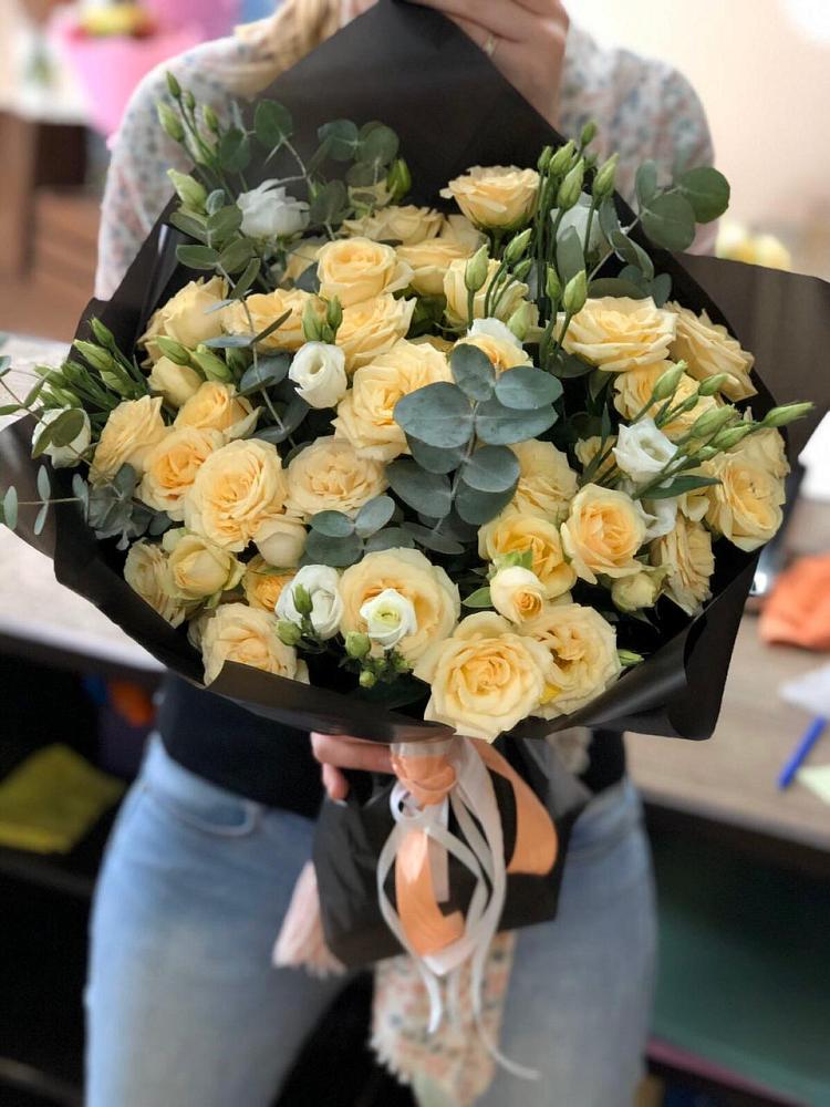 Букет цветов из: Розы и Лизиантусы в Мильково Камчатского края