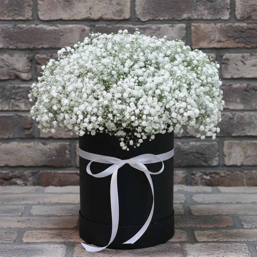 Цветочная композиция из Гипсофила в шляпной коробке в Мильково Камчатского края