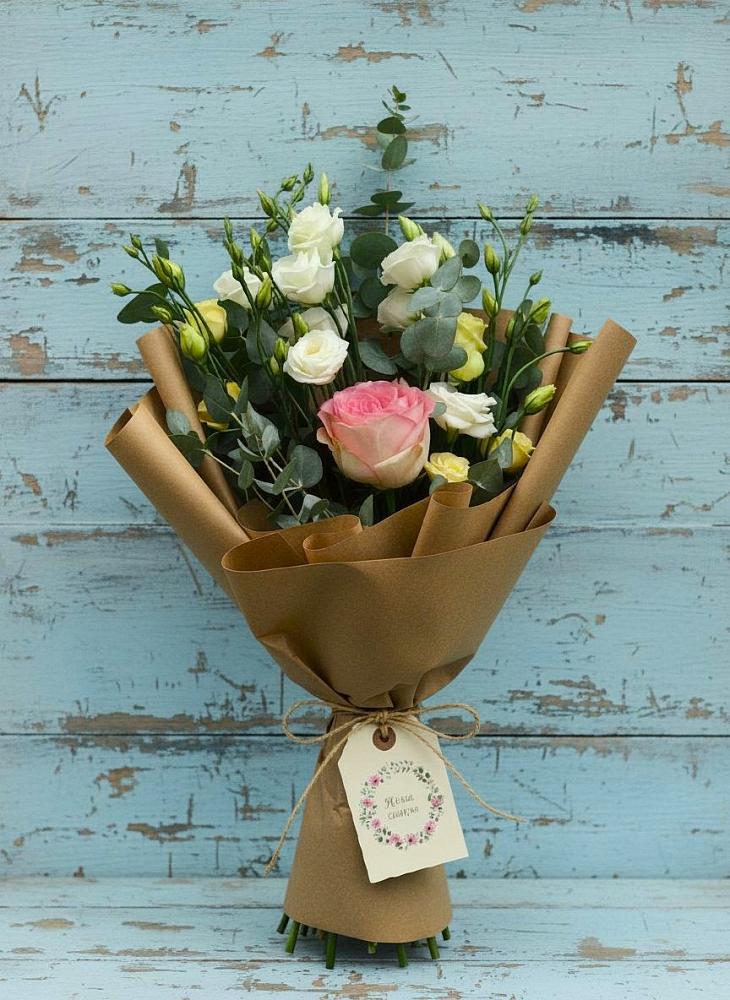 Букет цветов из: Розы и Лизиантусы в Мильково Камчатского края