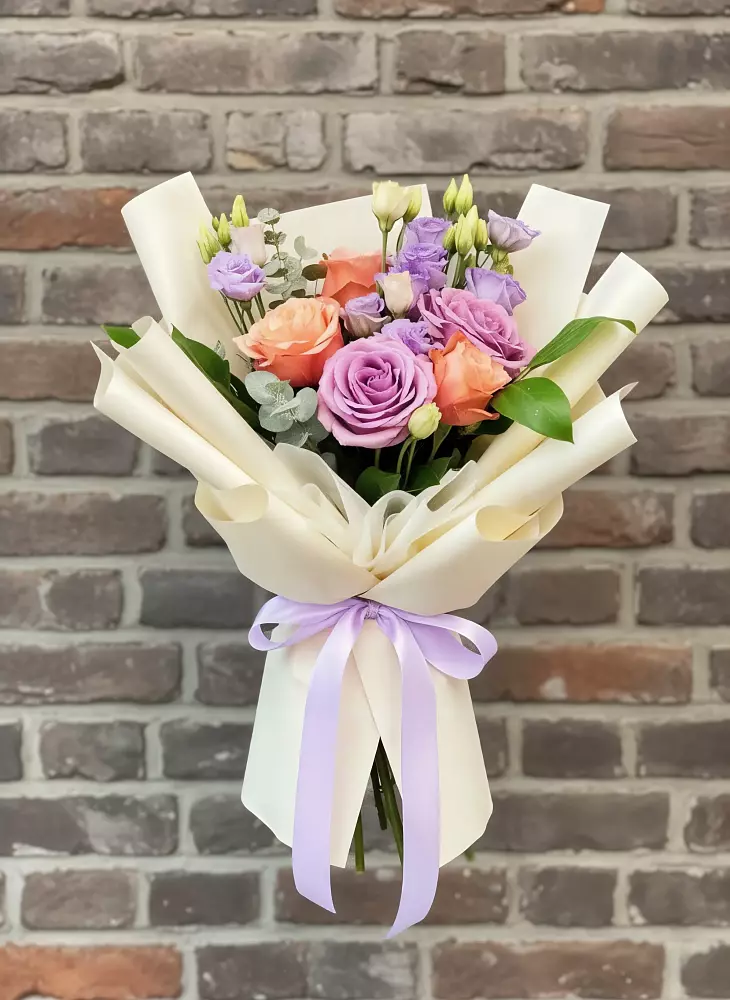 Букет цветов из: Лизиантусы и Розы в Мильково Камчатского края