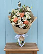 Букет цветов из:  Альстромерии, Лизиантусы, Розы и Хризантемы в Мильково Камчатского края