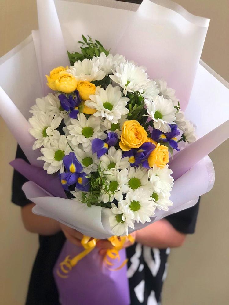 Букет цветов из: Ирисы, Хризантемы и Розы в Мильково Камчатского края