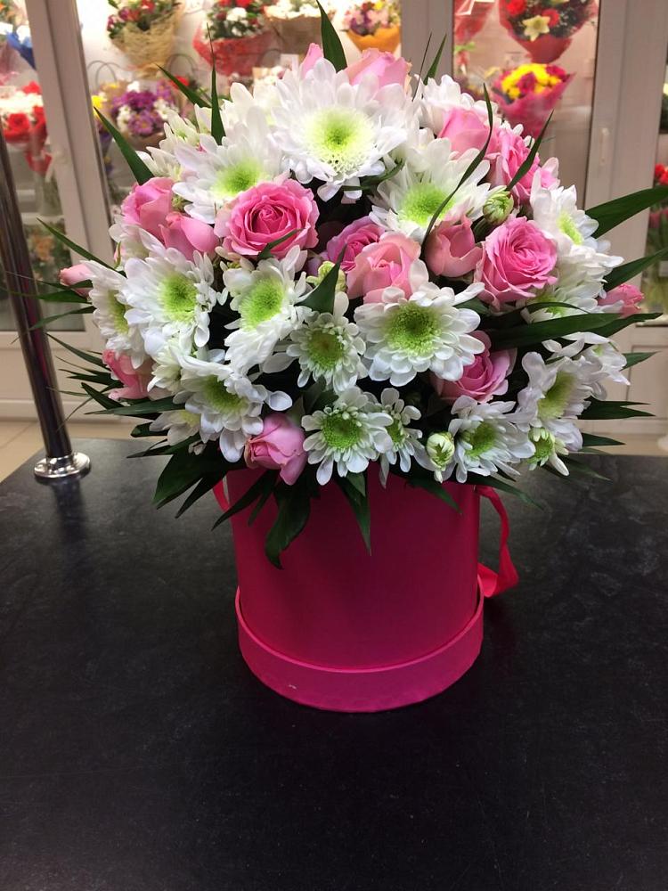 Цветочная композиция из Розы и Хризантемы в шляпной коробке в Мильково Камчатского края