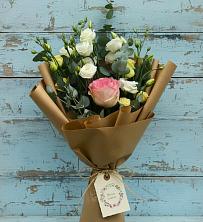 Букет цветов из:  Розы и Лизиантусы в Мильково Камчатского края