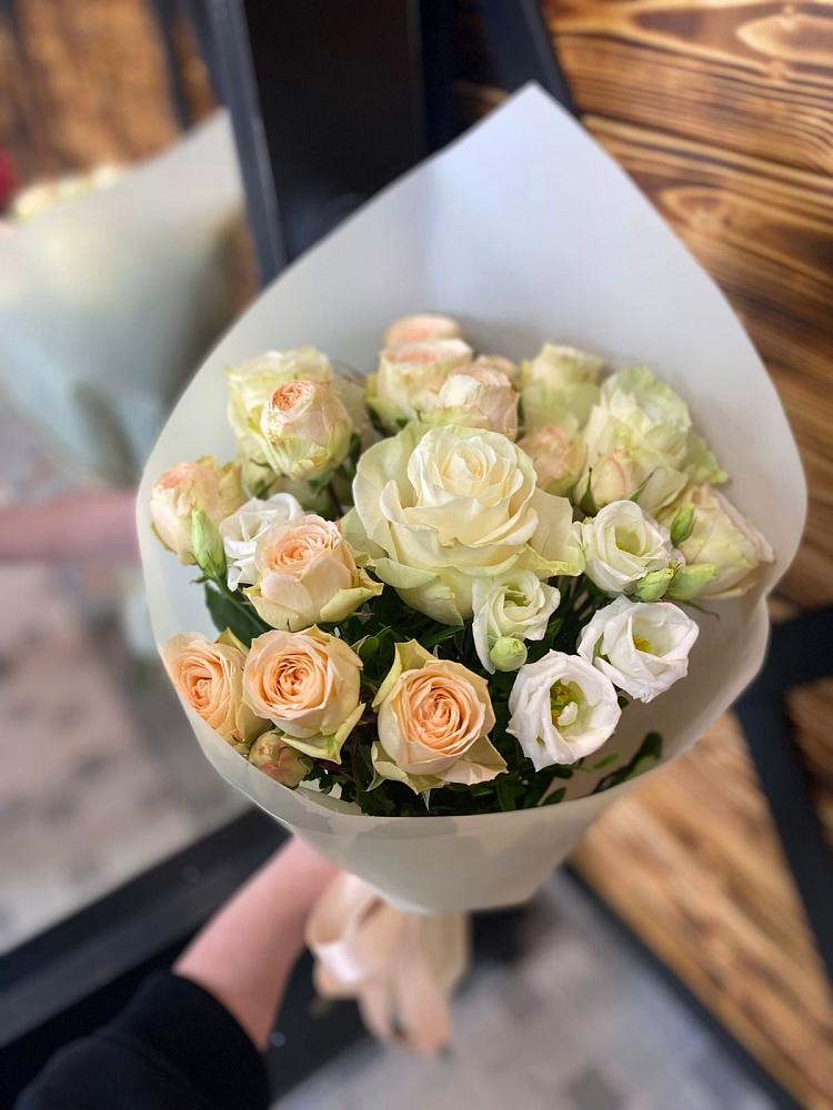 Букет цветов из: Розы и Лизиантусы в Мильково Камчатского края